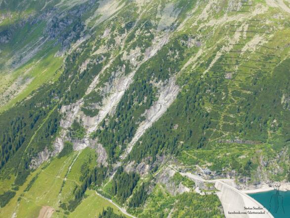 Klettertouren gegenüber: In der linken Rinne der "Alpine Spätaufsteher", "Pink 2015" und "gebrochene Rippe ; in der mittleren Rinne die "Via Beatrix"