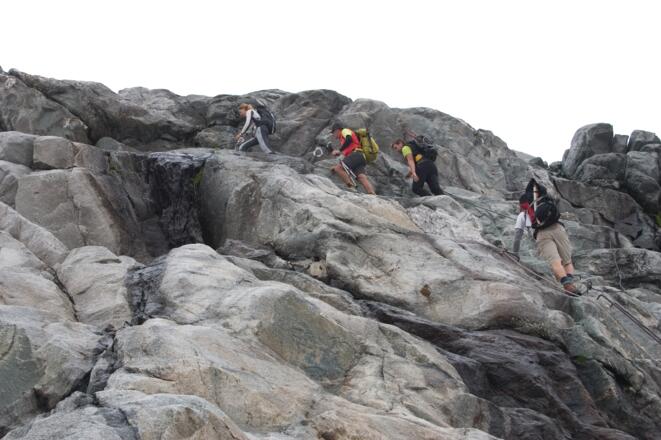 Kurz vor der Hütte gilt es noch einige flachgeschliffenen und plattige Felsen zu überwinden. Seilversicherungen leisten wertvolle Hilfe.