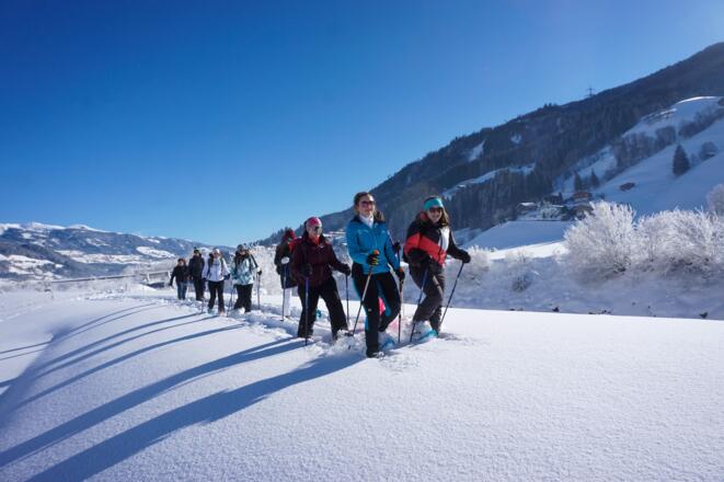 Entlang vom Fluß entweder durch Tiefschnee oder auf der andere Seite über geräumte Straße