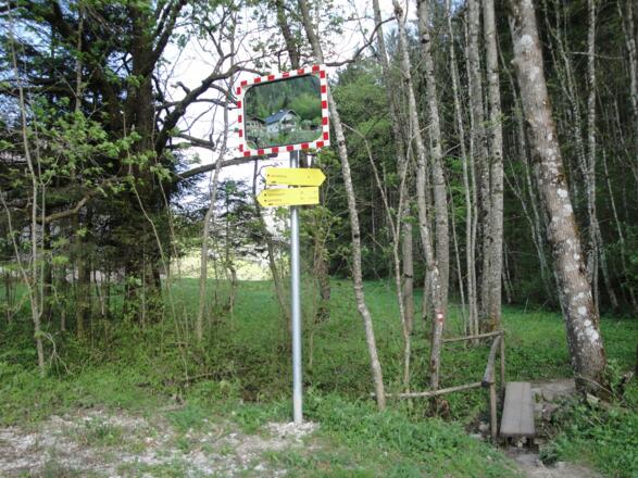 Vom Parkplatz geht es über die kleine Brücke