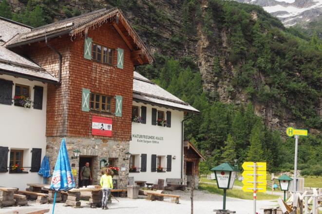 Das Naturfreundehaus in Kolm Saigurn ist in einem Gebäude des ehemaligen Goldbergwerks, direkt davor die  Bushaltestelle