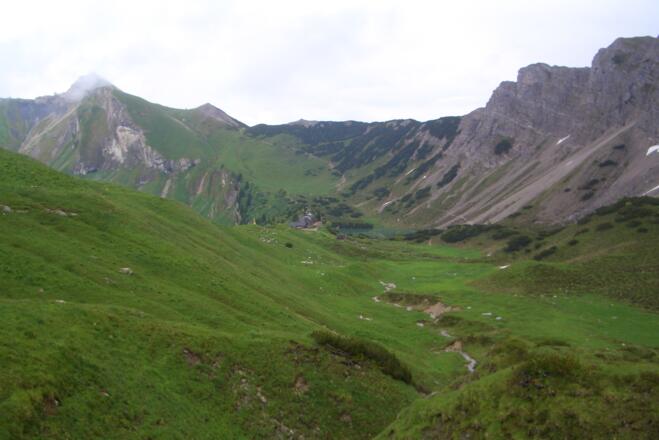 Schochenspitze und Sulzspitze am linken Bildrand, Abstieg zur Landsberger Hütte (Bildmitte)