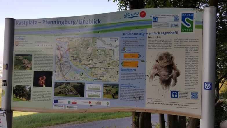 Nach der ersten Steigung lädt der Donausteig Rastplatz "Pfenningberg/Linzblick" auf 400 m Höhe zur ersten Rast ein!