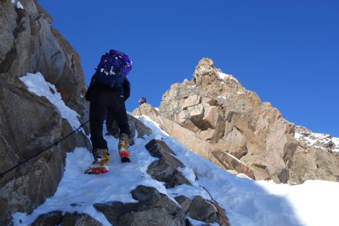 Der Grat zum Gipfel ist zum Großteil versichert. Achtung: Das Stahlseil kann im Winter teilweise eingeschneit sein.