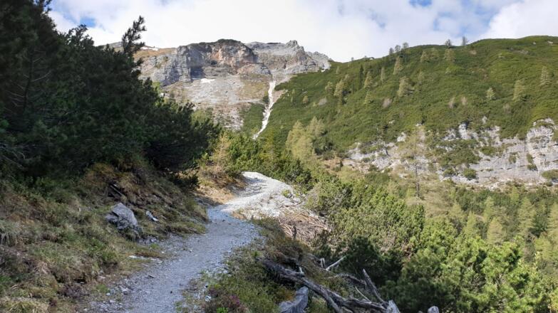 Gut angelegter Wanderweg in angenehmer Steigung