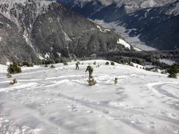 Der breite Gratrücken, der oben in den Gipfelgrat mündet. Unten das Stubaital.