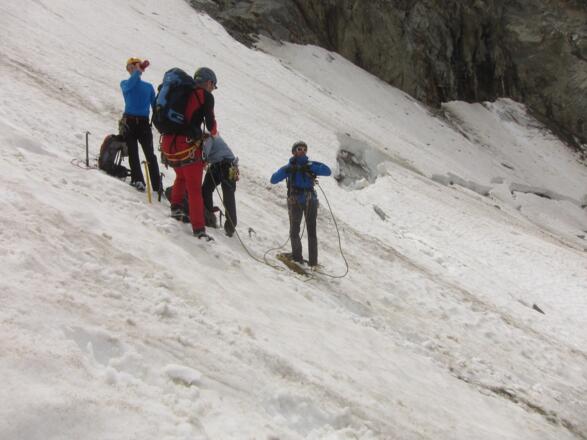 Vor überqueren des Bergschrundes werden Gletscherseilschaften gebildet.
