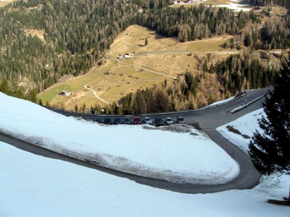 Start beim kleinen Parkplatz neben der Straße im Weiler Lorleswald.