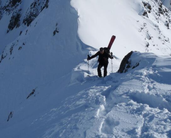 Über den unschwierigen Grat zum Gipfel.