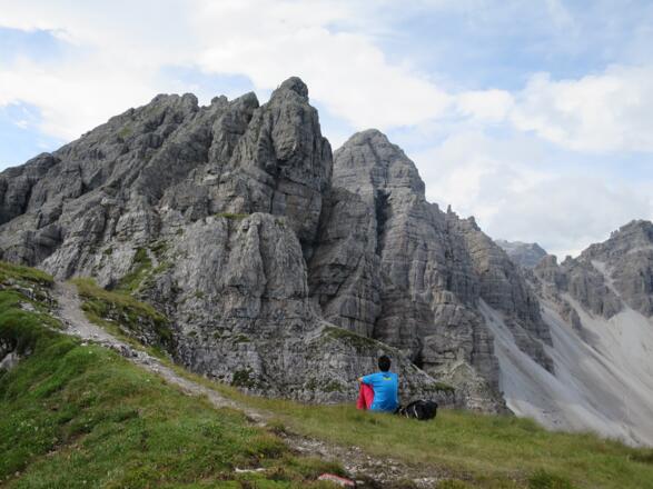 Perfekter Rastplatz auf 2367 m mit Blick auf Ampferstein und Marchreisenspitze. Ganz rechts die Malgrubenspitze, links davon die Malgrubenscharte, über die wir ins Lizumerkar absteigen.