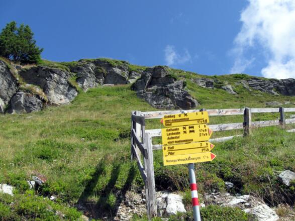 Unmittelbar hinter der Alm beginnt der Steig zur Glanderspitze.