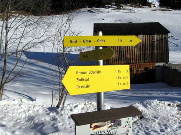 Wegweiser am Parkplatz.