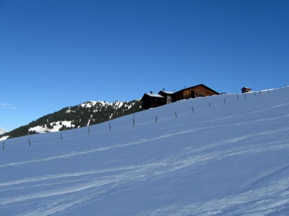 Vorbei an schönen alten Bauernhöfen.