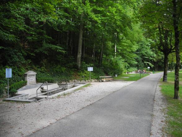 Der Maximilian Brunnen - Kein Autoverkehr auf der Straße