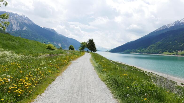 Radweg am See entlang