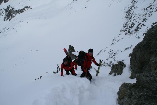 Um in das Unnütze Grübel zu gelangen, muss nochmals ein kurzes Stück steil abgestiegen werden. Das Becken des Ünnützen Grübels selbst, ist weitläufig und sehr schön kupiert.