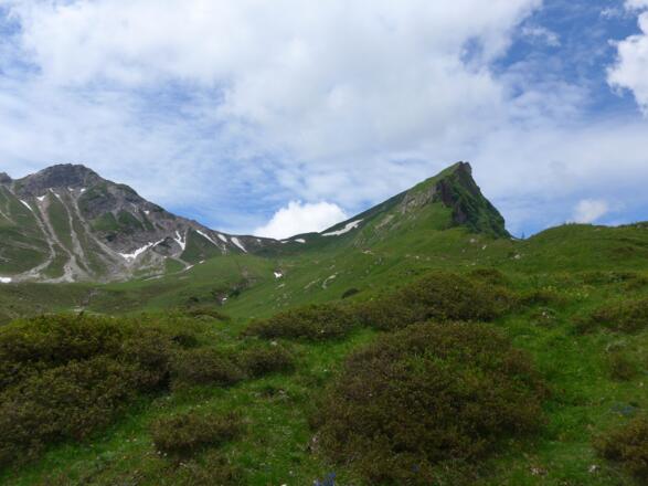 Steinkarspitze (links) und Rote Spitze (rechts)