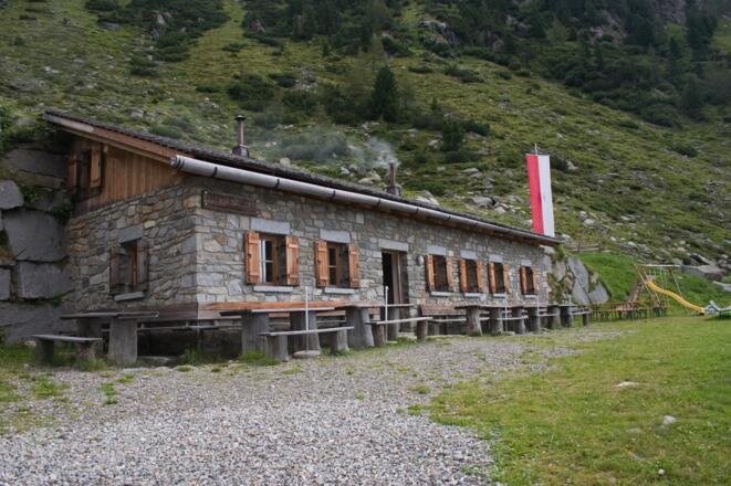 Auf knapp 2000 m treffen wir auf die letzte bewirtschafteteHütte - die Daimer Alm