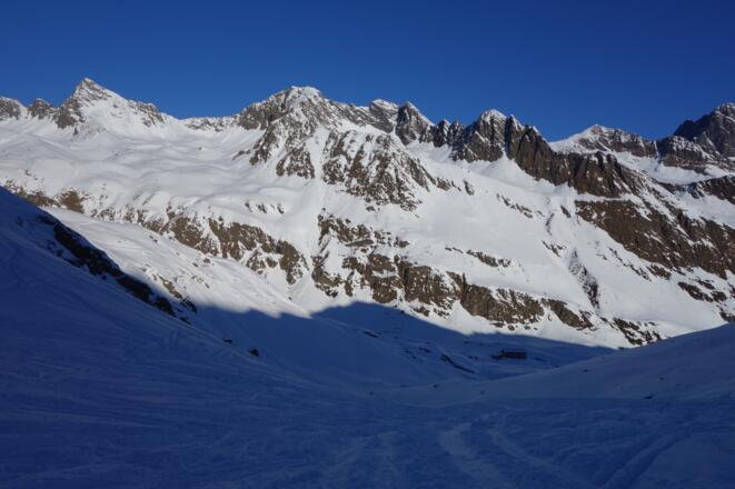 Blick zurück vor dem Einbiegen ins Stiergschwez. Über der Franz-Senn-Hütte: Rinnenspitz (links), Kreuzkamp, Blechnerkamp, Schafgrübler und - ganz rechts - Hohe Villerspitze (3092 m).
