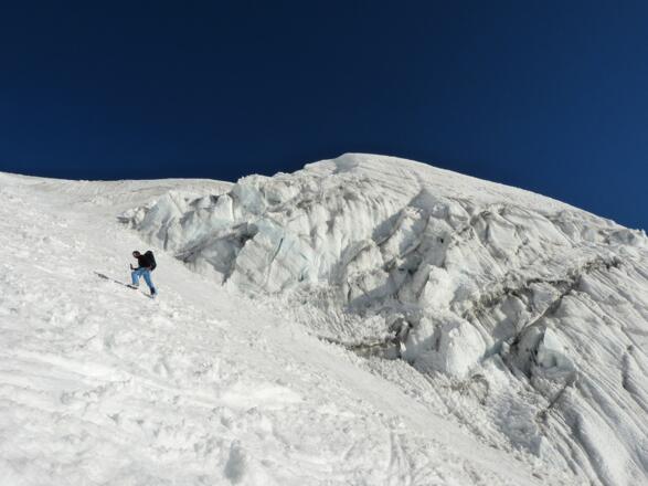 Gut 35° bis 40° steil, der schmale Hangbereich neben dem Hängegletscher.