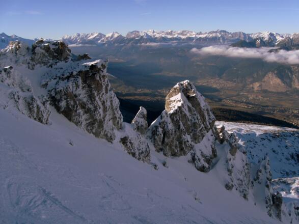 Hinter Türmchen und Nadeln. Unten das grüne Inntal. Hinten in der Bildmitte die Hohe Munde. Unten schön zu sehen: die Martinswand.