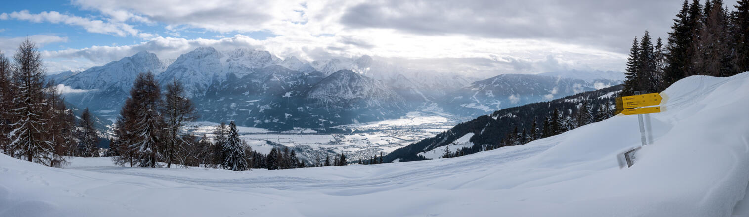 Blick vom Weg hinüber in die Lienzer Dolomiten und hinab in den Talkessel von Lienz