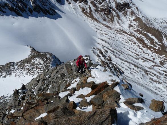 Trittsicherheit erfordert der verblockte Grat hinauf zum Wurmtaler Kogel.