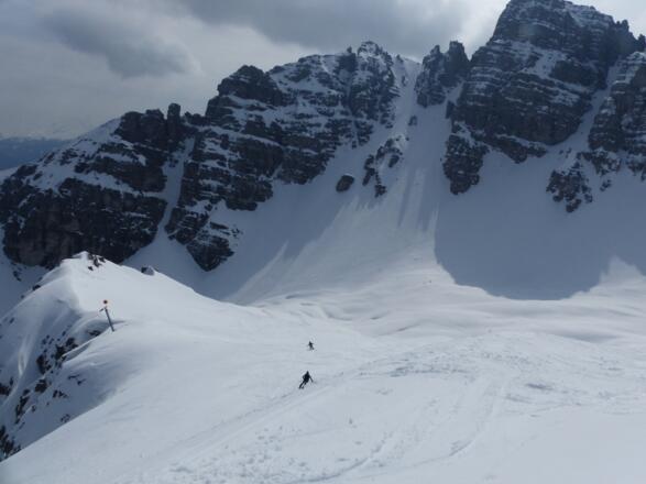 Herrliche Firnabfahrt mit Ampferstein und Marchreisenspitze im Hintergrund.