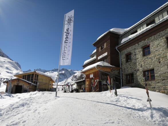 Zurück auf der Franz-Senn-Hütte. Ganz hinten, rechts der Fahne, kann man den oberen, flachen Teil des Berglasferners ausmachen.