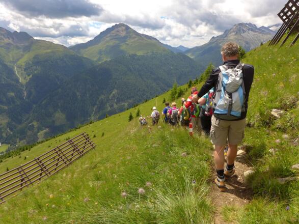 Abstieg durch den Lawinenverbau