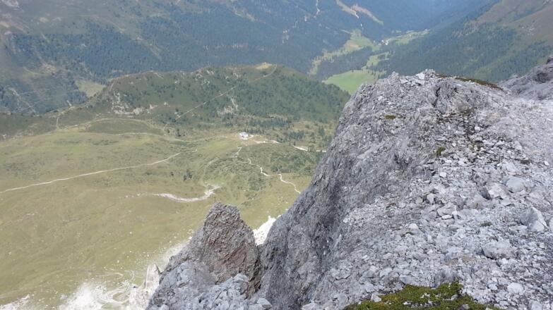 Am Gratbereich während des Abstieges zur kleinen Ochsenwand hat man immer wieder herrliche Tiefblicke, hier zur Adolph Pichler Hütte.....