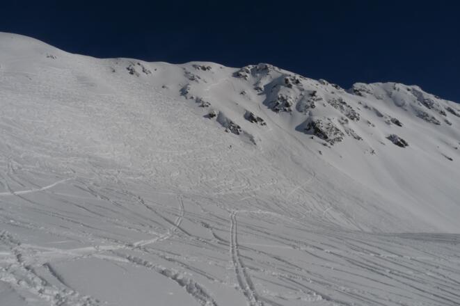 Die Hänge etwas westlich des Gipfels bieten zumeist herrlichen Abfahrtsgenuss.