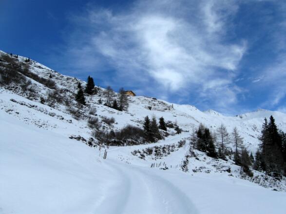 Die Zehenter Alm auf einer Geländekante.