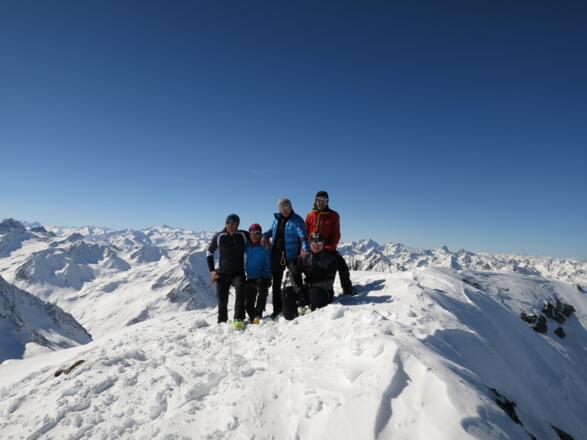 Am Gipfel des Wilden Hinterbergl (3288m). Ganz hinten links die Wildspitze.