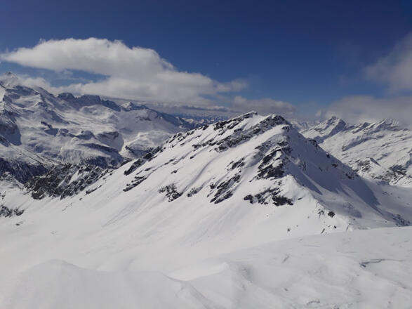 Vom Gipfel Blick nach Westen. Rechts die Bärenlueg Scharte