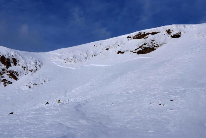 Gipfelhang mit abgegangenem Schneebrett