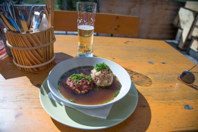 Kurze Pause auf der Heinrich-Hueter-Hütte