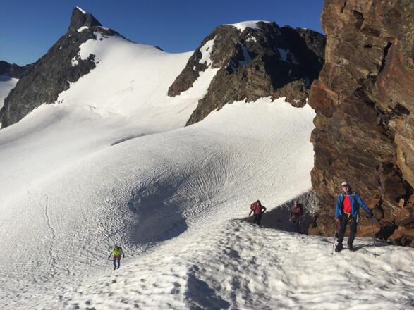 Links Signalhorn, Bildmitte das Egghorn und dazwischen die Firnflanke in der wir abgestiegen sind