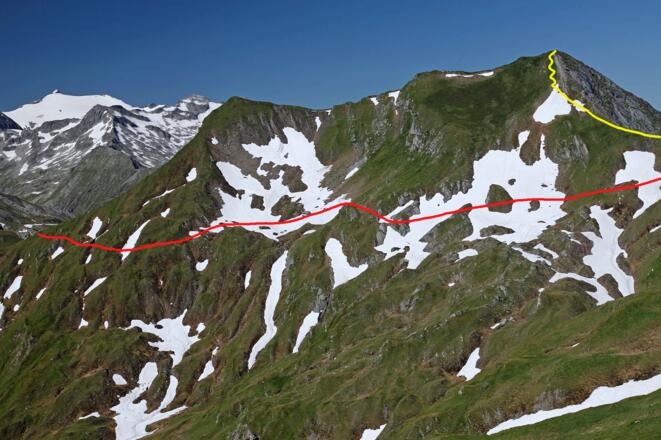 Das Nebelkareck, gesehen vom Sommerleitenkopf. Gelb: Aufstieg von der Nebelkarscharte; rot: Abstieg zum Murtörl