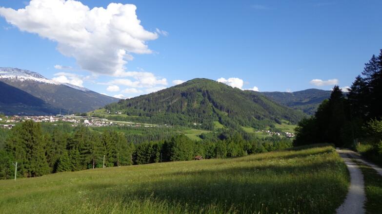 In der Mitte der Forststraße nach Telfes verlässt man dann das Wipptal und biegt ins Stubaital ab. Hier Schönberg im Stubaital mit dem Gleinser Berg (Rechts im Bild)