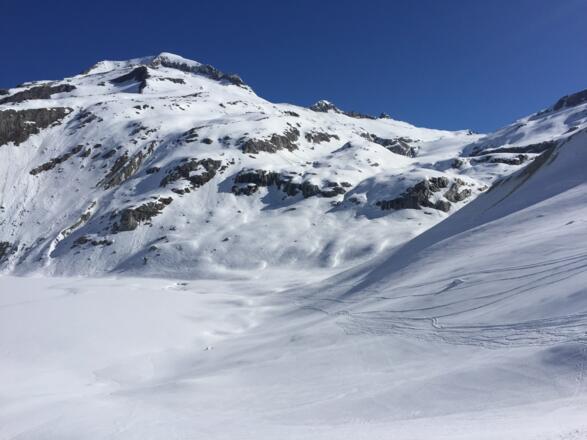 Blick vom Anfang des Obersulzbachkees auf kleinen See und Hüttenanstieg