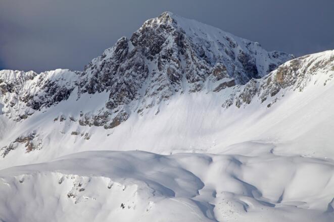 Suchbildrätsel: Zwei winzig kleine Tourengeher auf der flachen Kuppe vor der Permuthwand (gesehen von der Aignerhöhe)