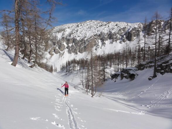 Rückblick auf Flachstück unter dem Gipfelhang
