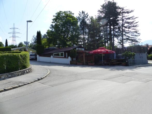 Wir gelangen wieder auf die Straße und biegen beim "Absam Burger" links ab in Richtung Halltal.
