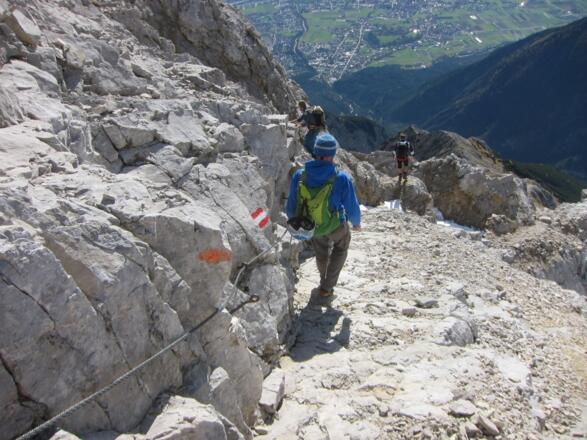 Abstieg über den versicherten Eisengattergrat, den Normalweg auf den Großen Bettelwurf.