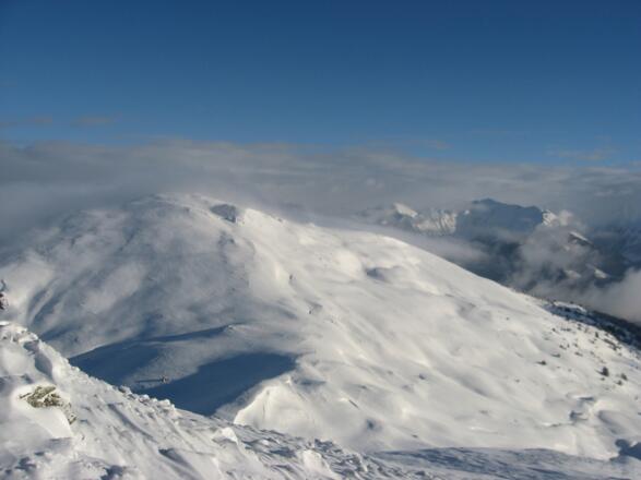Blick vom Ostrücken des Leitnerberges zum Eggerberg.
