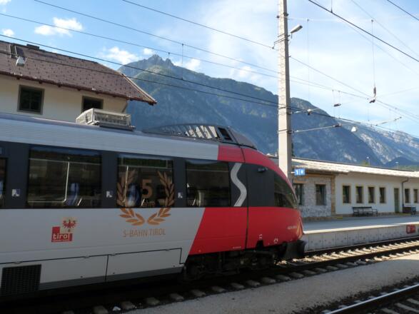 Nach einer Busfahrt von der Bshst. Kauns/Kaltenbrunn bis Prutz und weiter zum Bhf. Landeck/Zams, geht es mit der Bahn wieder gemütlich zurück nach Hause.