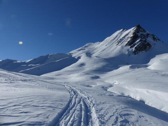 Der weitläufige Boden 's Mölterl.; hier zweigen wir rechterhand zum Roten Kogel ab.