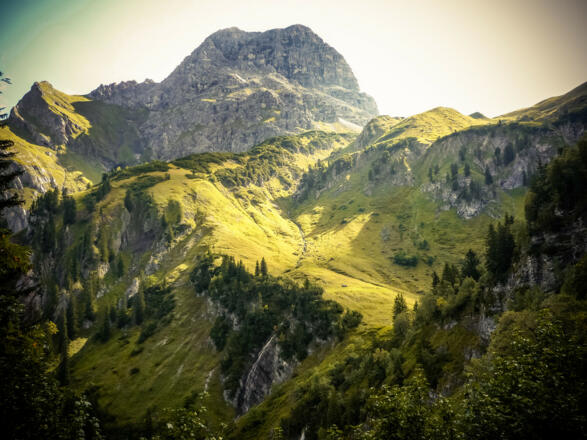 Hochalppass und der Bergfuß des Großen Widdersteins von Weitem noch