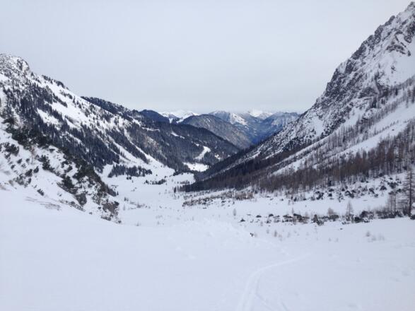 Von Brand durch das Tal mit Blick zurück